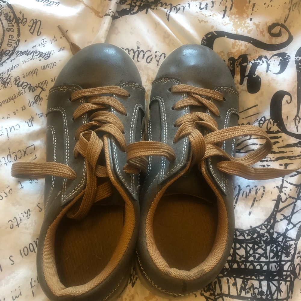 Boys shoes